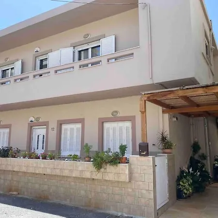 An Ideal 3 Bedroom In - Crete Apartmán *