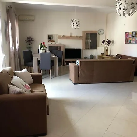 An Ideal 3 Bedroom In - Crete Apartmán *